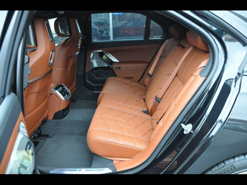 BMW i7 xDrive60 электро 2024 id-1006343 Купить BMW i7 xDrive60 электро 2024 id-1006343 в Киеве, Фото №15